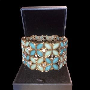 stretchable bracelet with beautiful stones in the shape of butterflies.